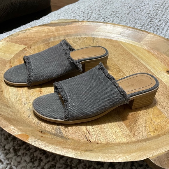 Woman’s Universal Thread Slip on Sandals with a Chunky Heel - Picture 4 of 15